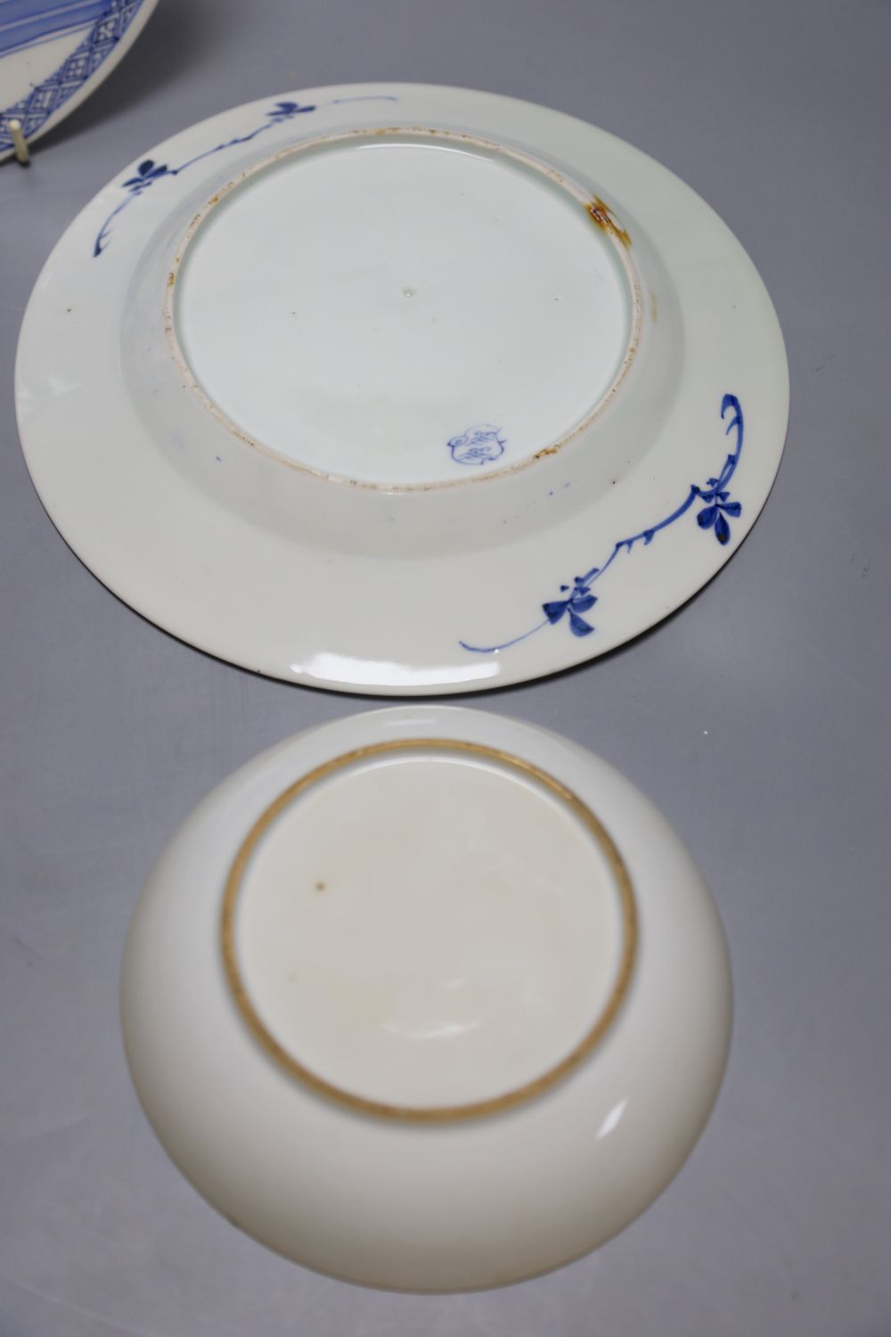 Two pairs of Chinese blue and white dishes, diameter 25cm